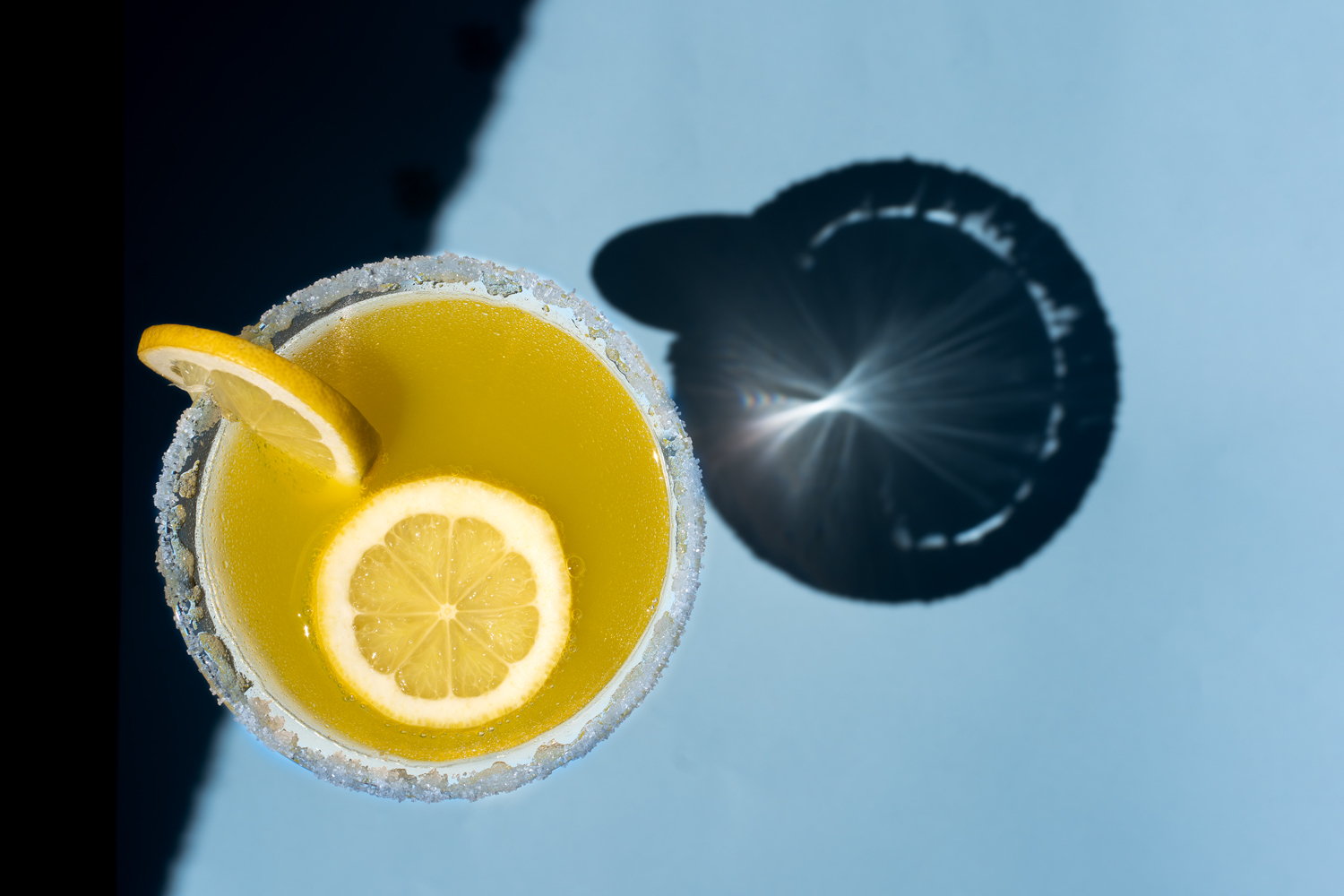 Zitronen-Cocktail-blauer-Hintergrund-Drink-Food-Fotografie